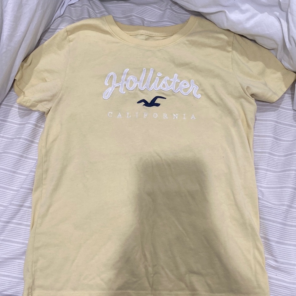 Hollister T Shirt: yellow, medium